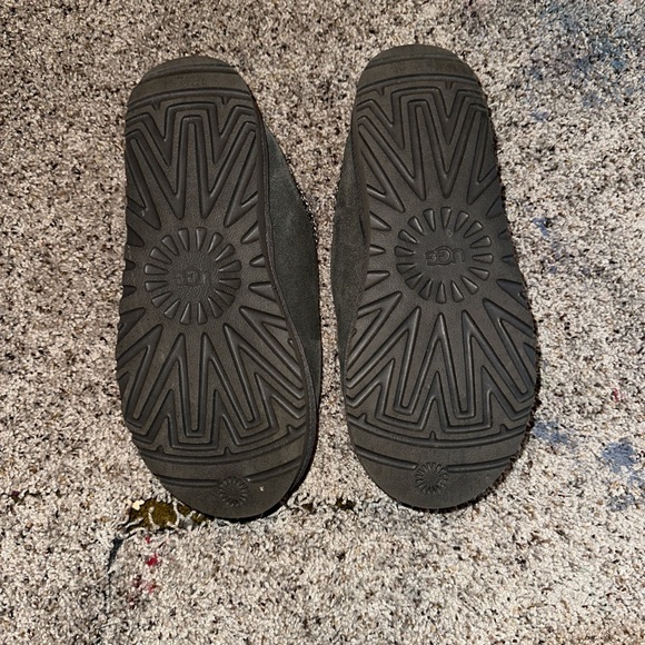 Grey Tasman Ugg slipper. Size 9. - Picture 3 of 3